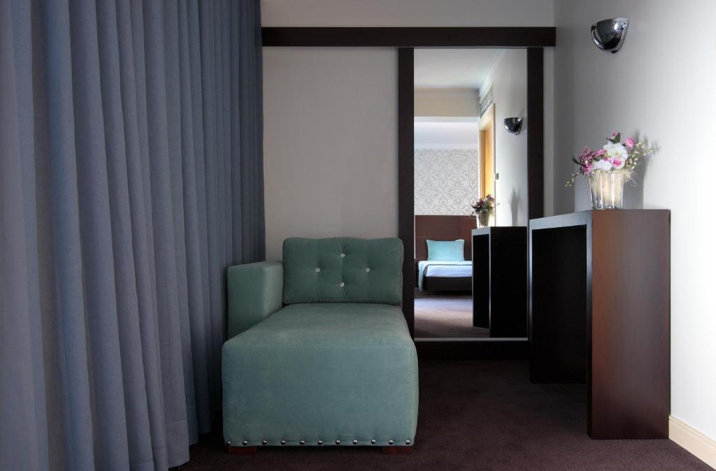 Double or Twin Room with Extra Bed (3 Adults),60997684:JPEG